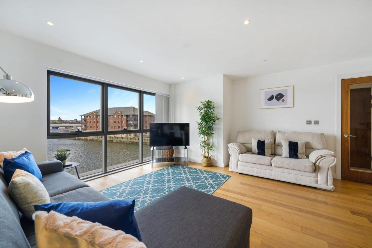 Host & - Waterfront View Apartment